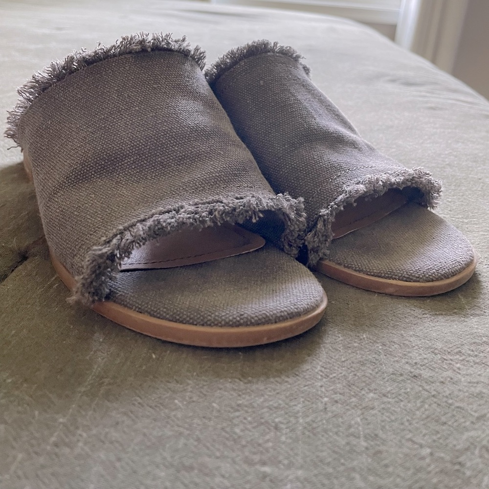 Universal Thread Sandals - Picture 5 of 5